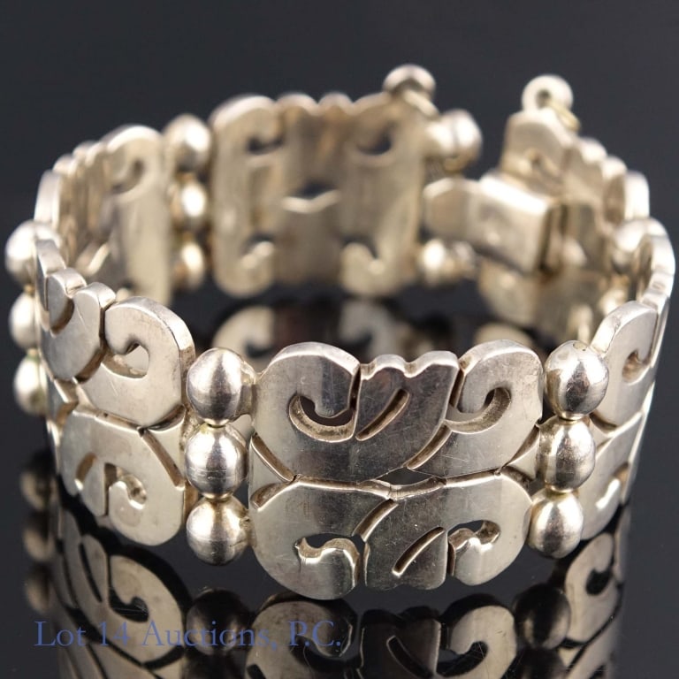 Sterling Silver Bracelet: Sterling silver box clasp bracelet. Marked 925 on the clasp. Weighs approximately 95.04g or 3.05 troy oz.
