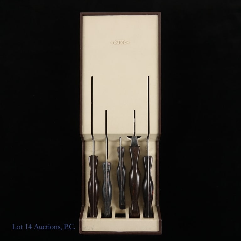 Vintage Cutco 5 Pc Knife Set W Wall Mount Holder: Vintage Cutco 5 piece knife set. Includes 1724, 1721, 1720, 1726, and 1729. Swirl pattern Bakelite or resin handles. Wall mount tray holder included.
