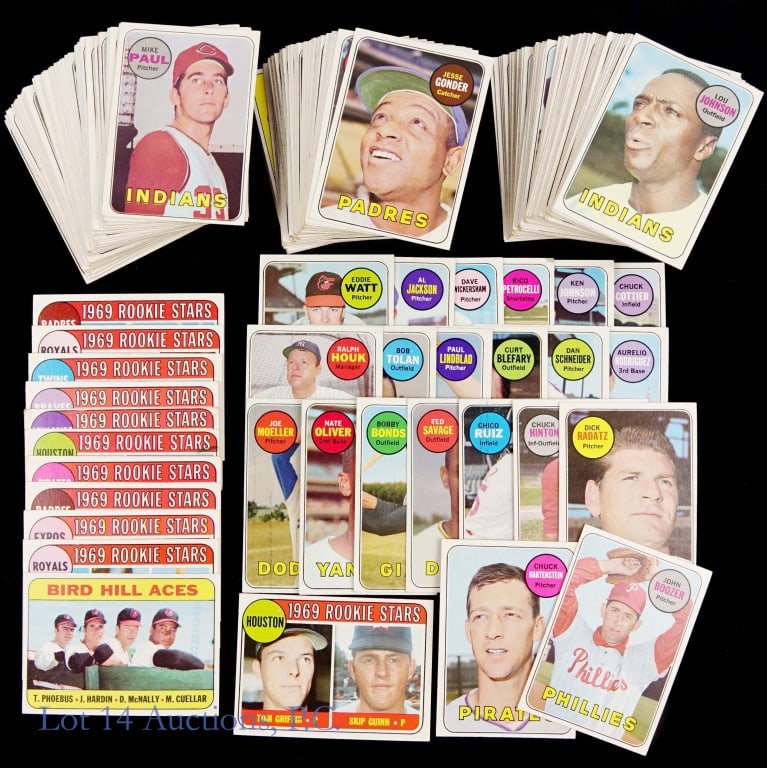 1969 Topps Baseball Cards (193): This is a nice assortment of 1969 Topps baseball cards. We hand counted 193 but we might be off by one or two. The majority of cards all look to be well preserved and in above average condition with