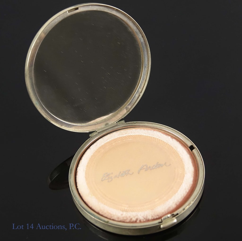 Gorham Sterling Elizabeth Arden Powder Compact: Sterling silver powder compact from Gorham Sterling. Inside is an unused pink blush and an Elizabeth Arden branded powder puff. Total weight is approximately 145.26g or 4.67 troy oz.