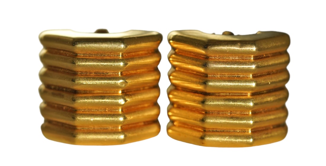 Retro 14K Gold Clip Earrings: Estate 14 karat yellow gold ladies clip earrings crafted with a retro ribbed design. Marked 585 to backing. Dimensions: 30mm x 25mm. Total Weight: 4.48 dwt (6.97 grams). Provenance - Private Estate Co