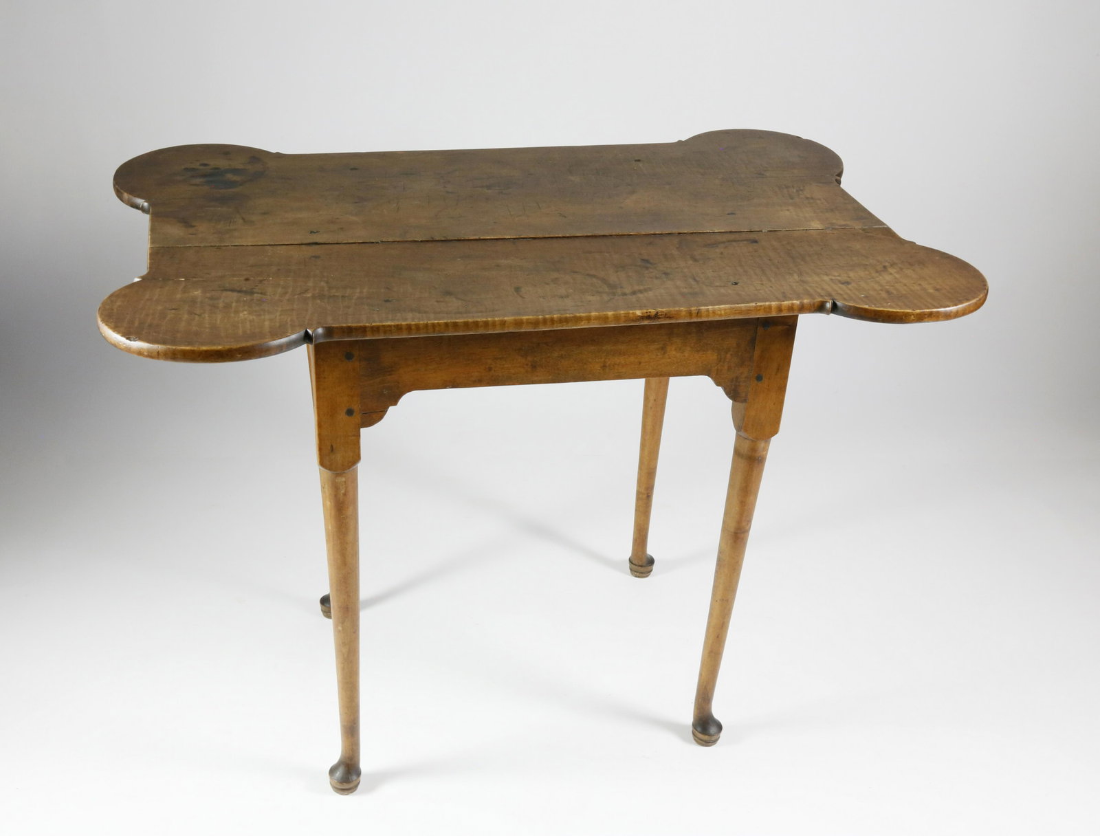 American Tiger Maple Porringer Top Queen Anne Table: American Tiger Maple Porringer Top Queen Anne Table, circa 1780, large overhanging top on a rectangular frieze with applied corner details, block and turned legs ending in pad feet. Height 26 in. Widt