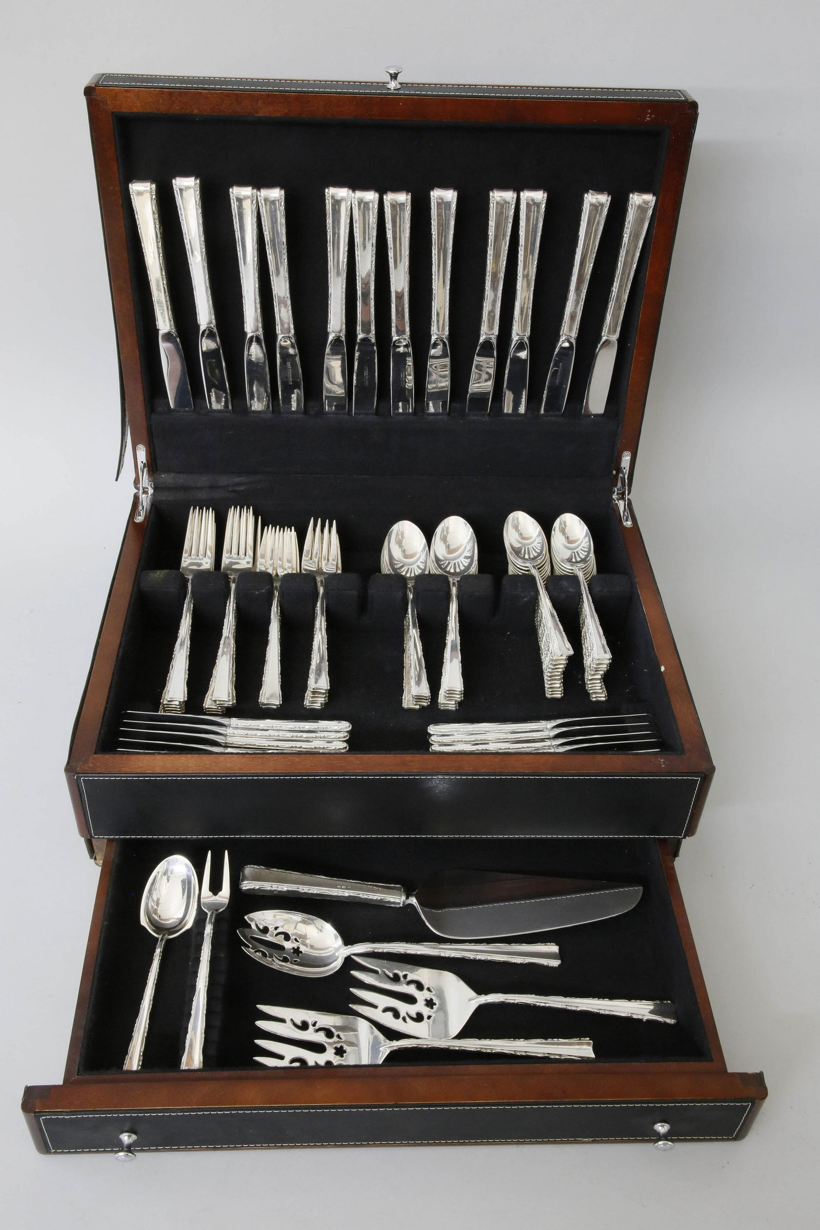 90 Piece Lunt Sterling Silver Flatware Service For 12 (1 of 7)