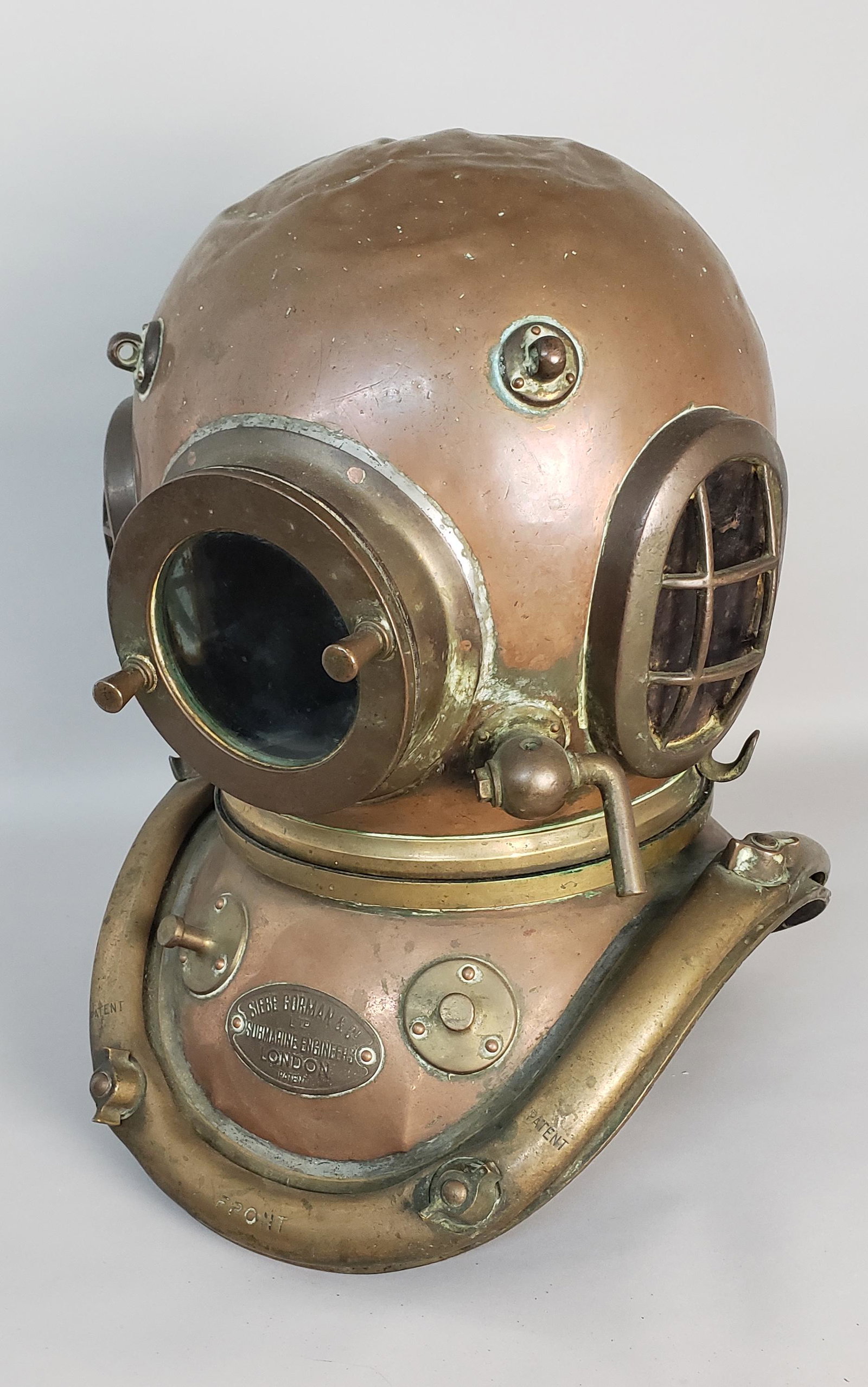 Antique 1920s Siebe Gorman & Co. London 6 Bolt Diving Helmet: Antique 1920s Siebe Gorman & Co. London 6 Bolt Diving Helmet, bronze and copper construction, with riveted badge "Siebe Gorman & Co. Submarine Engineers London Patent" attached to front. Heigh