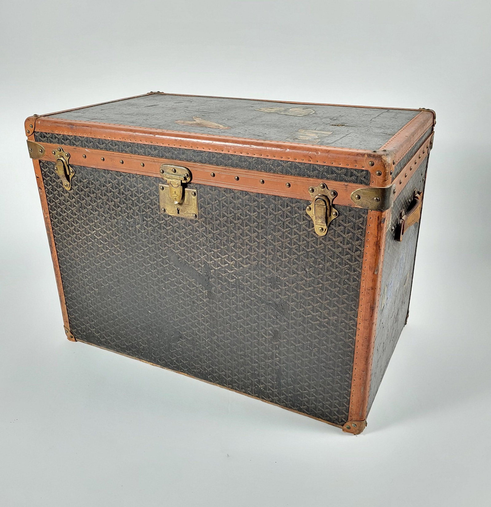 Antique 1920s French E. Goyard Steamer Travel Trunk: Antique 1920s French E. Goyard Steamer Travel Trunk, printed E. Goyard Honore Paris canvas covering, leather trim, removable interior tray. Height 23 in. Width 32 in. Depth 19 in.