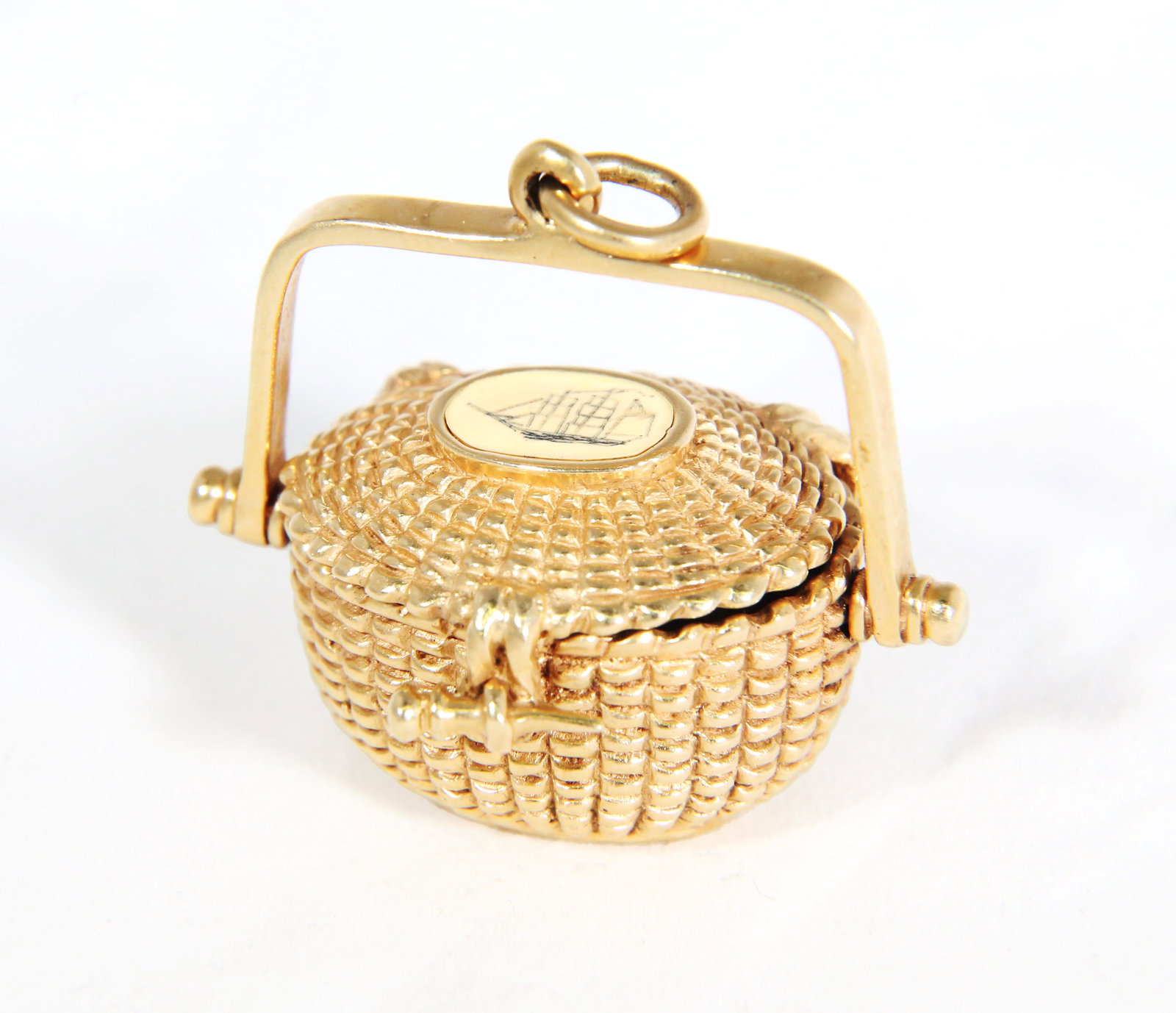 Signed Glenaan Miniature Gold Nantucket Basket Pendant, circa 1985: Signed Glenaan Miniature Gold Nantucket Basket Pendant, signed and dated in script upon the base Glenaan, '85 Height .5 in. Width 1 in. Depth .75 in.