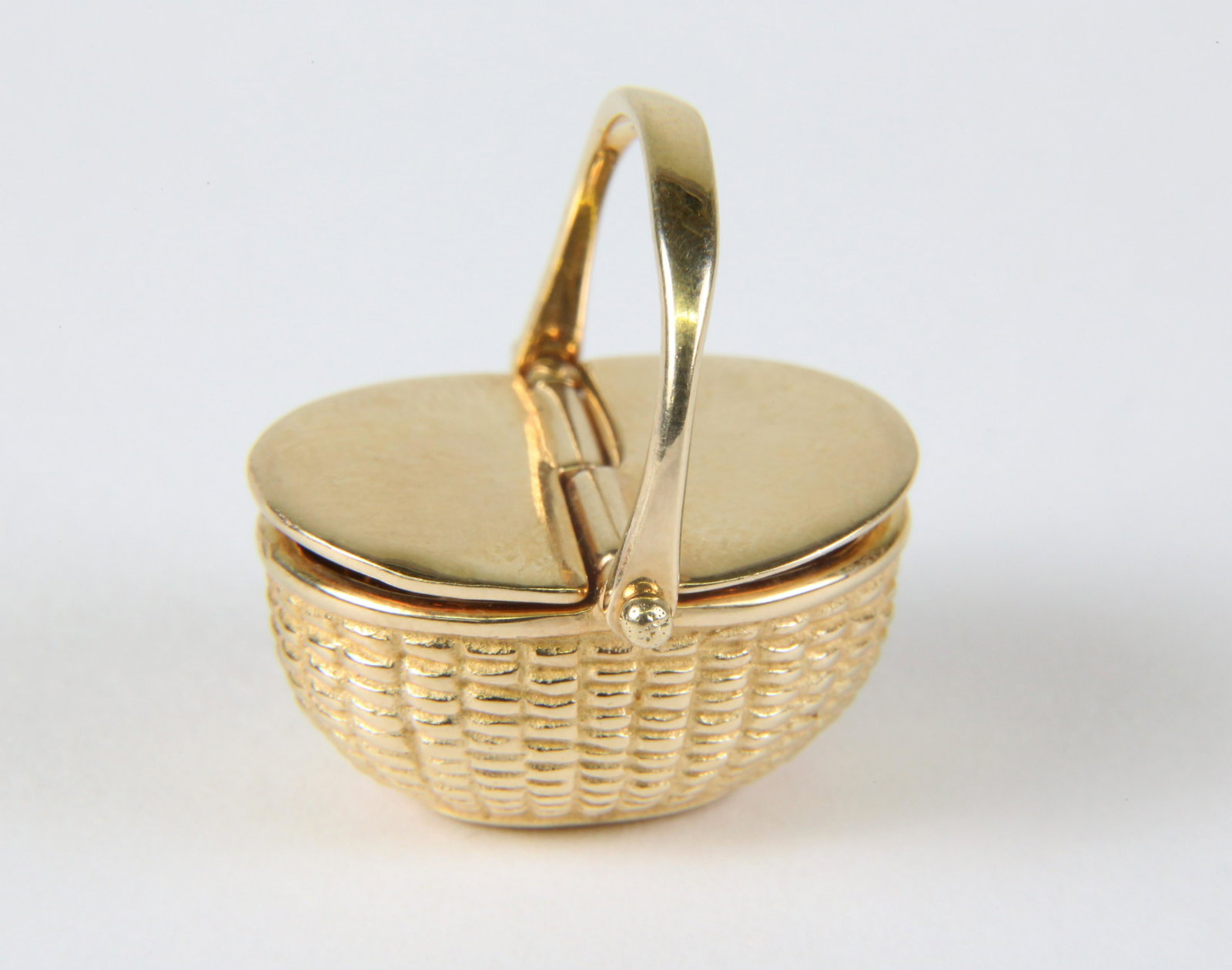 Vintage 1988 Golden Basket Glenaan Elliot 14K Gold Nantucket Picnic Basket Pendant: Vintage 1988 Golden Basket Glenaan Elliot 14K Gold Nantucket Picnic Basket Pendant, swing handle with hinged lid, with miniature penny inside, signed upon base Ã¢€Å“Glenaan 1988Ã¢€Â 