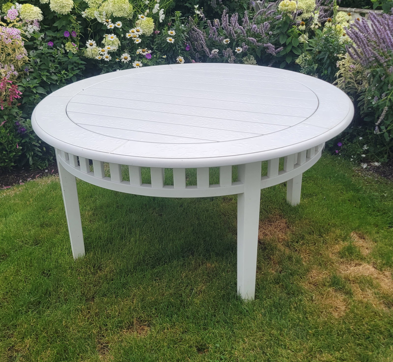 Weatherend Round Dining Table in White Yacht Finish: Weatherend Round Dining Table in White Yacht Finish Height 3 in. Diameter 60 in.