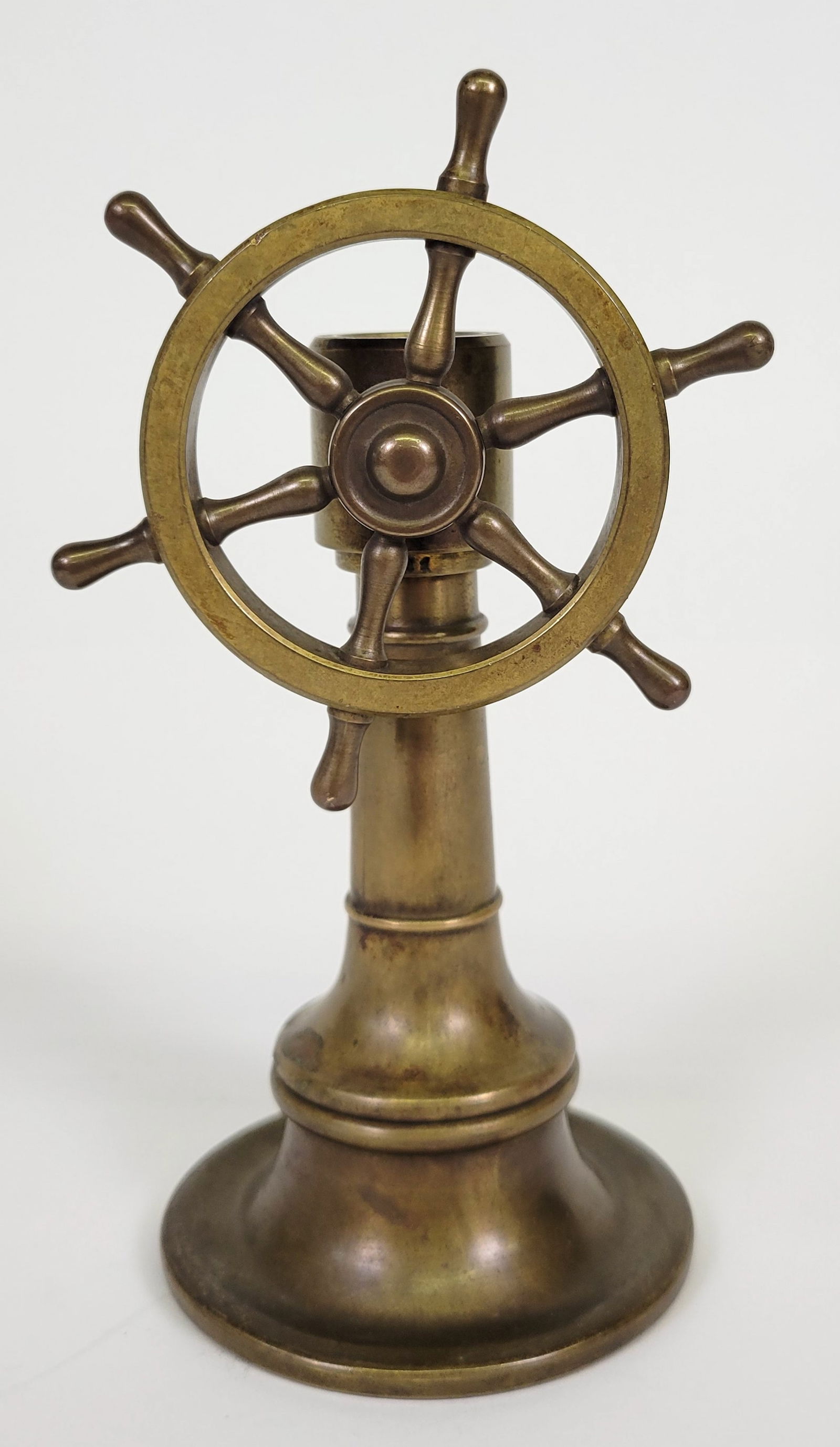 Antique Brass Gentleman’s Ship Wheel Form Cigar Cutter (1 of 4)