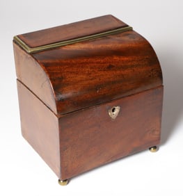 Mahogany Dome Lidded Tea Caddy in the Form of a Cylinder Desk, 19th Century