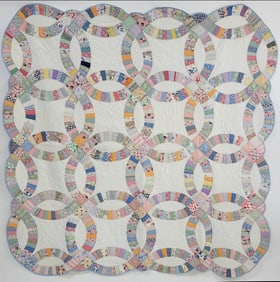 Vintage Double Wedding Ring Quilt, circa 1930s