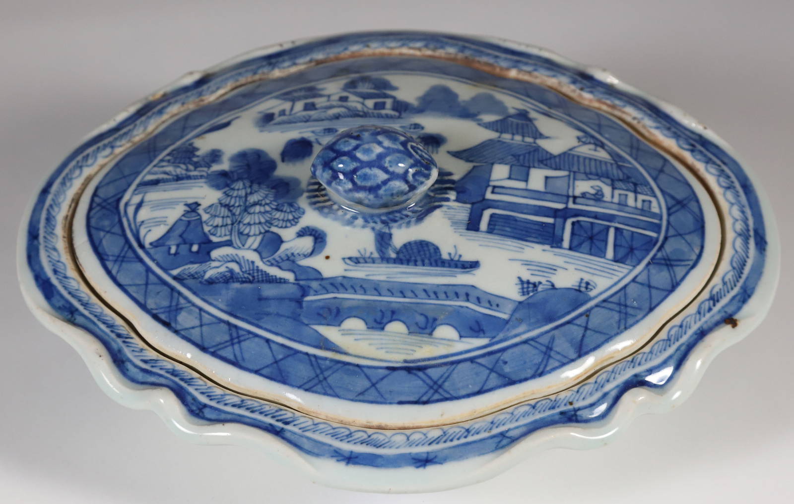 Chinese Export Canton Covered Vegetable Dish, 19th Century