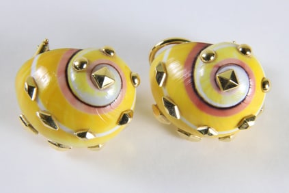 18k Yellow Gold Trianon Shell Earrings