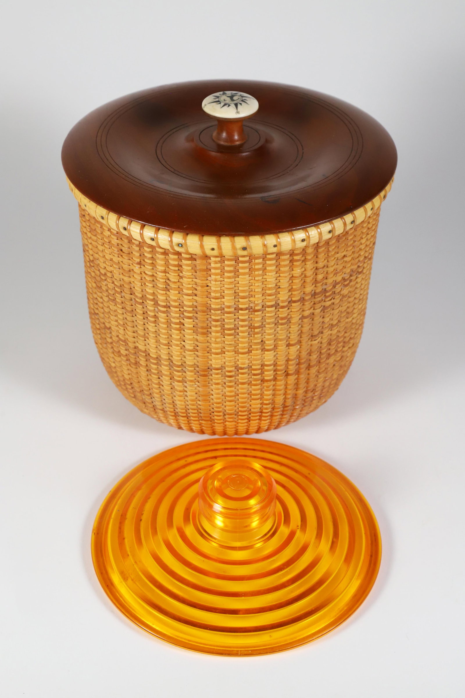 1997 Susan Chase Ottison Nantucket Basket Covered Ice Bucket with Scrimshaw Knob (1 of 6)