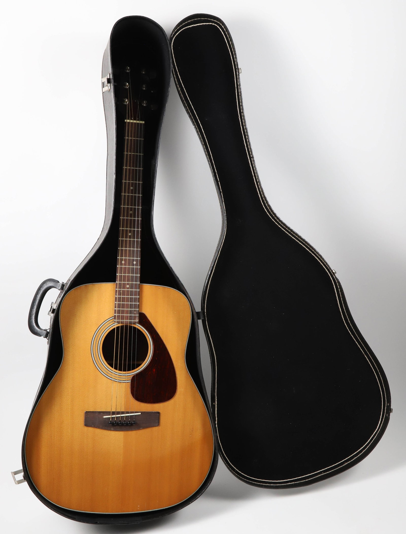 Yamaha FG-200 Acoustic Guitar (1 of 10)