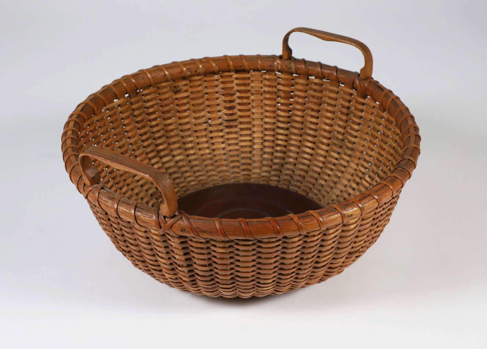 Mitchell Ray Round Nantucket Sewing Basket with Carved Heart Handles (1 of 5)