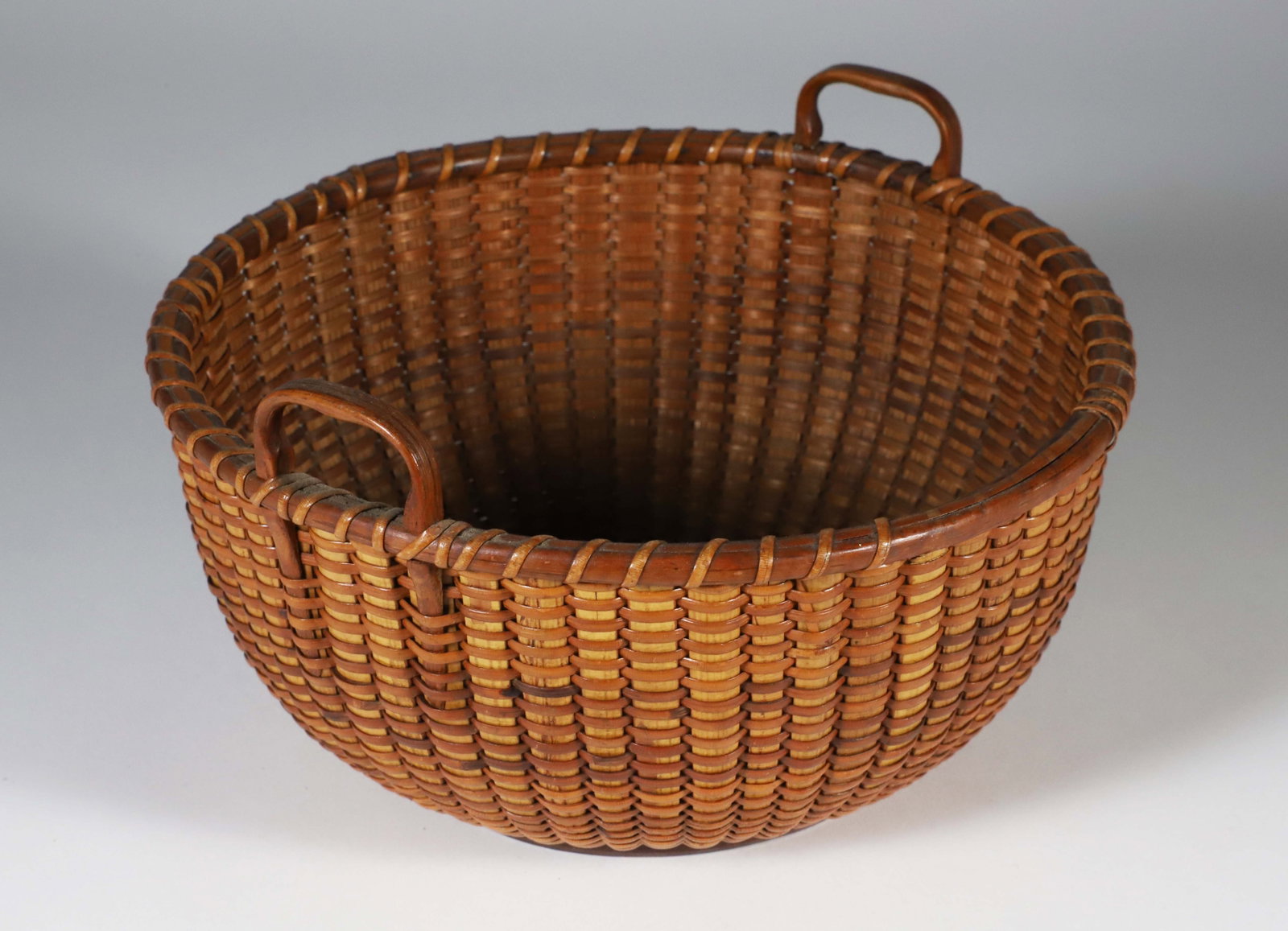 Round Nantucket Sewing Basket with Heart Carved Handles, early 20th Century (1 of 5)