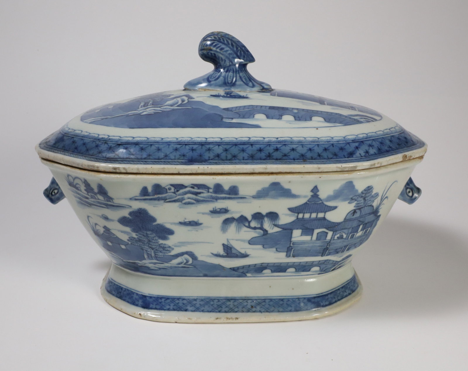 Canton Covered Soup Tureen, 19th Century (1 of 4)