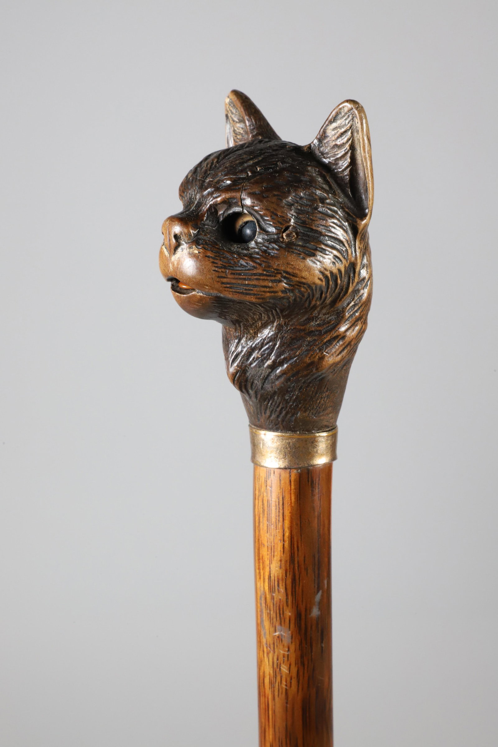 Mechanical Carved Wood Cat Head Walking Stick, 19th Century: Mechanical Carved Wood Cat Head Walking Stick, 19th Century, glass eyes, lever extends tongue, brass collar on wood shaft. Length 37 in. Provenance: The Estate of Herbert E. Sackett, Bristol, Rhode