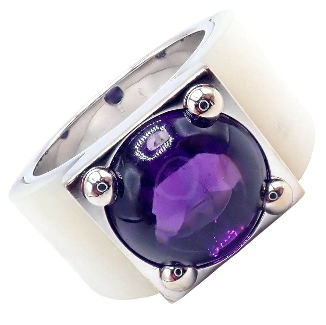 Van Cleef & Arpels 18k White Gold Amethyst Mother of Pearl Ring: About This Piece: This rare, authentic Van Cleef & Arpels ring is beautifully crafted from 18k white gold, featur