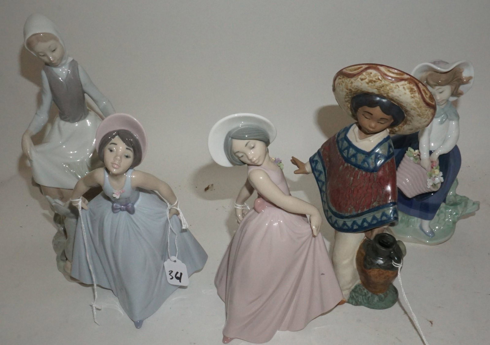 5 Lladro's Porcelain Statues Figures: Various sizes & Shapes included in lot. (1 of 3)