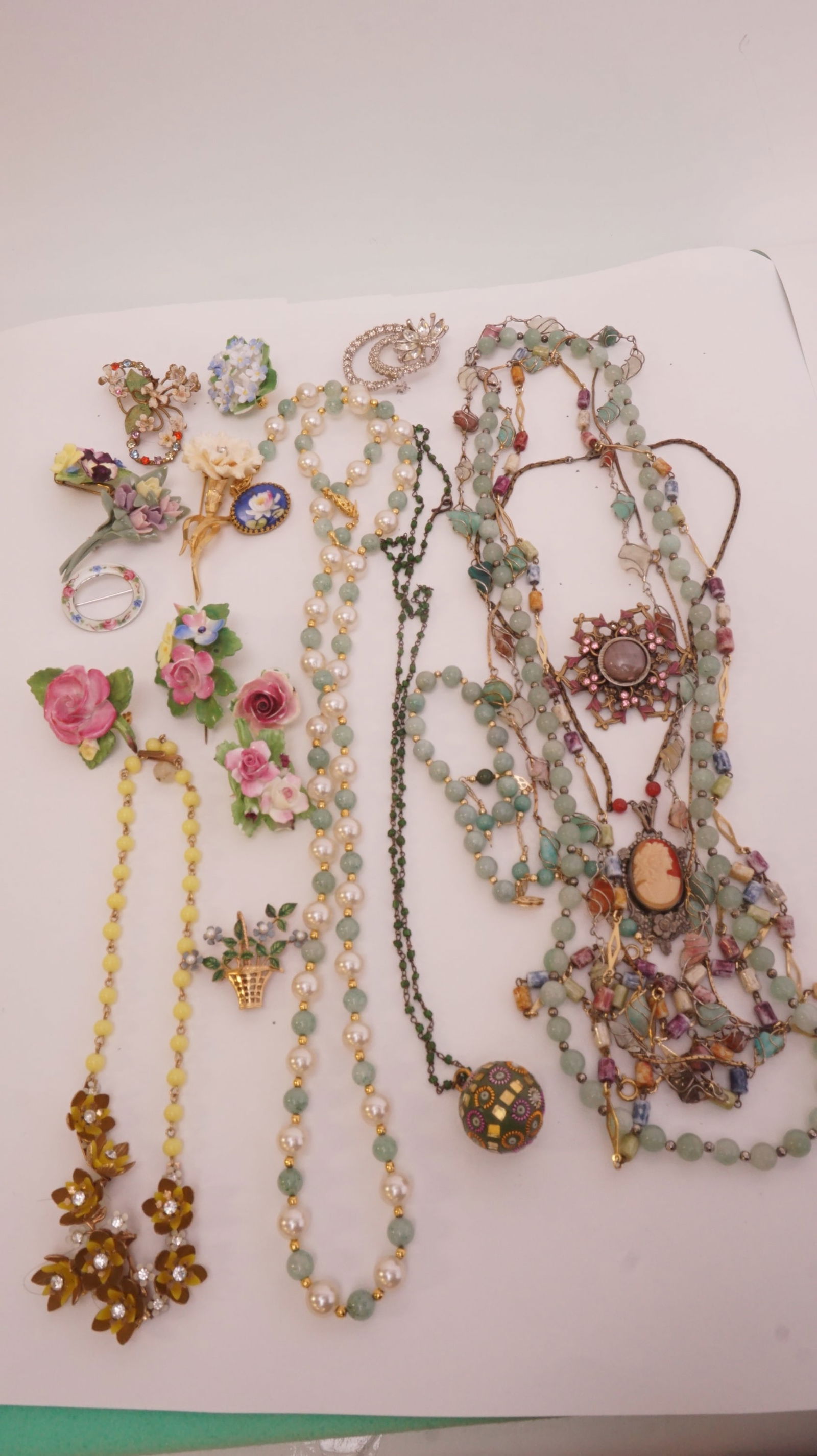 Authentic Vintage Costume Jewelry Assortment. (1 of 3)