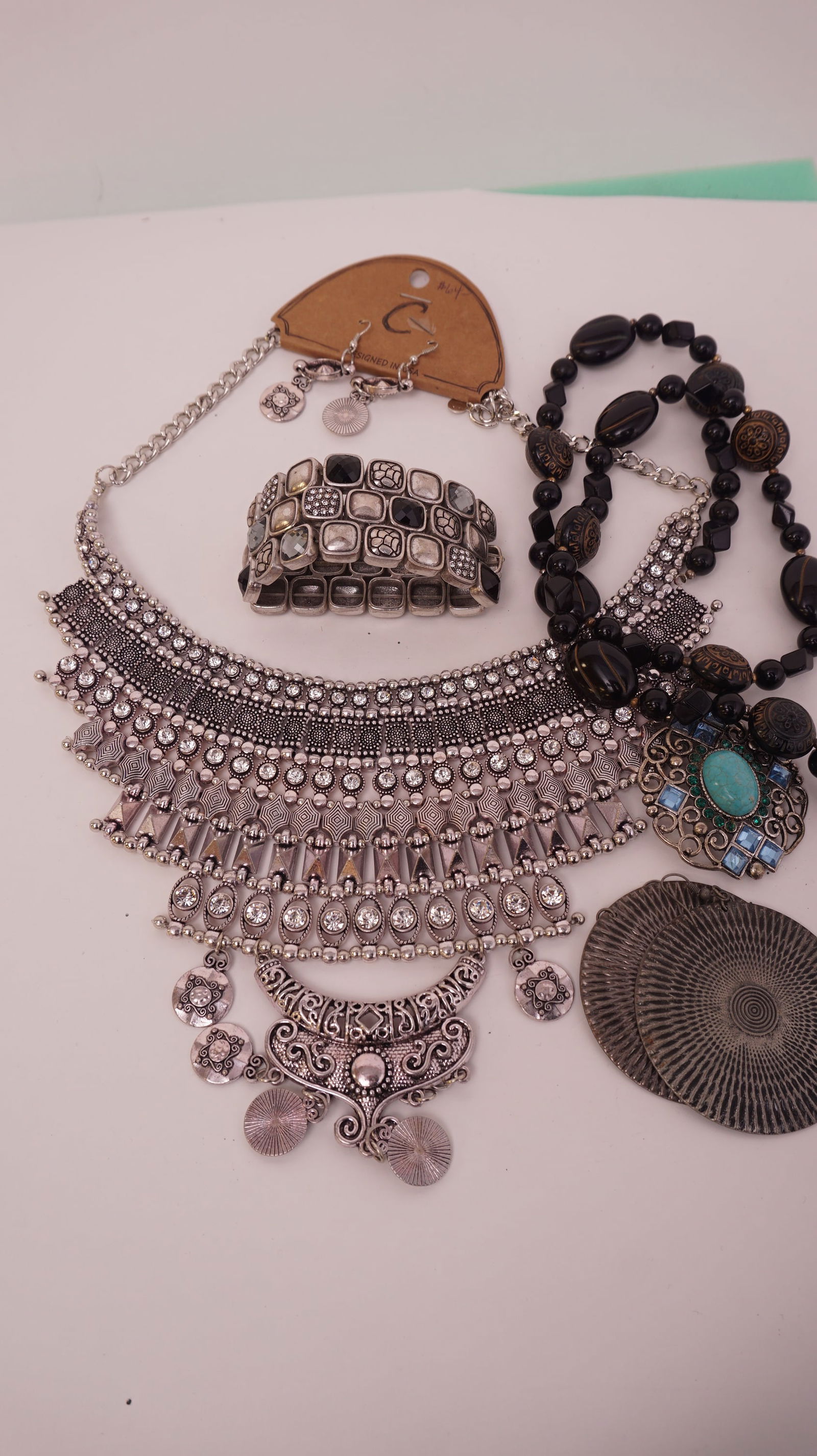 Lot of Miscelaneous Costume Jewlery (1 of 3)