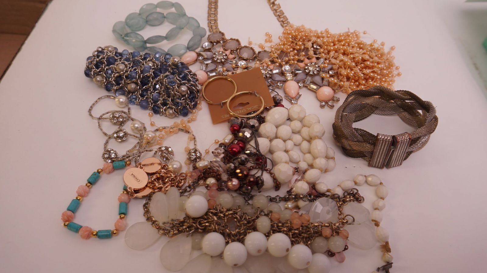 Lot of Miscelaneous Costume Jewlery (1 of 3)