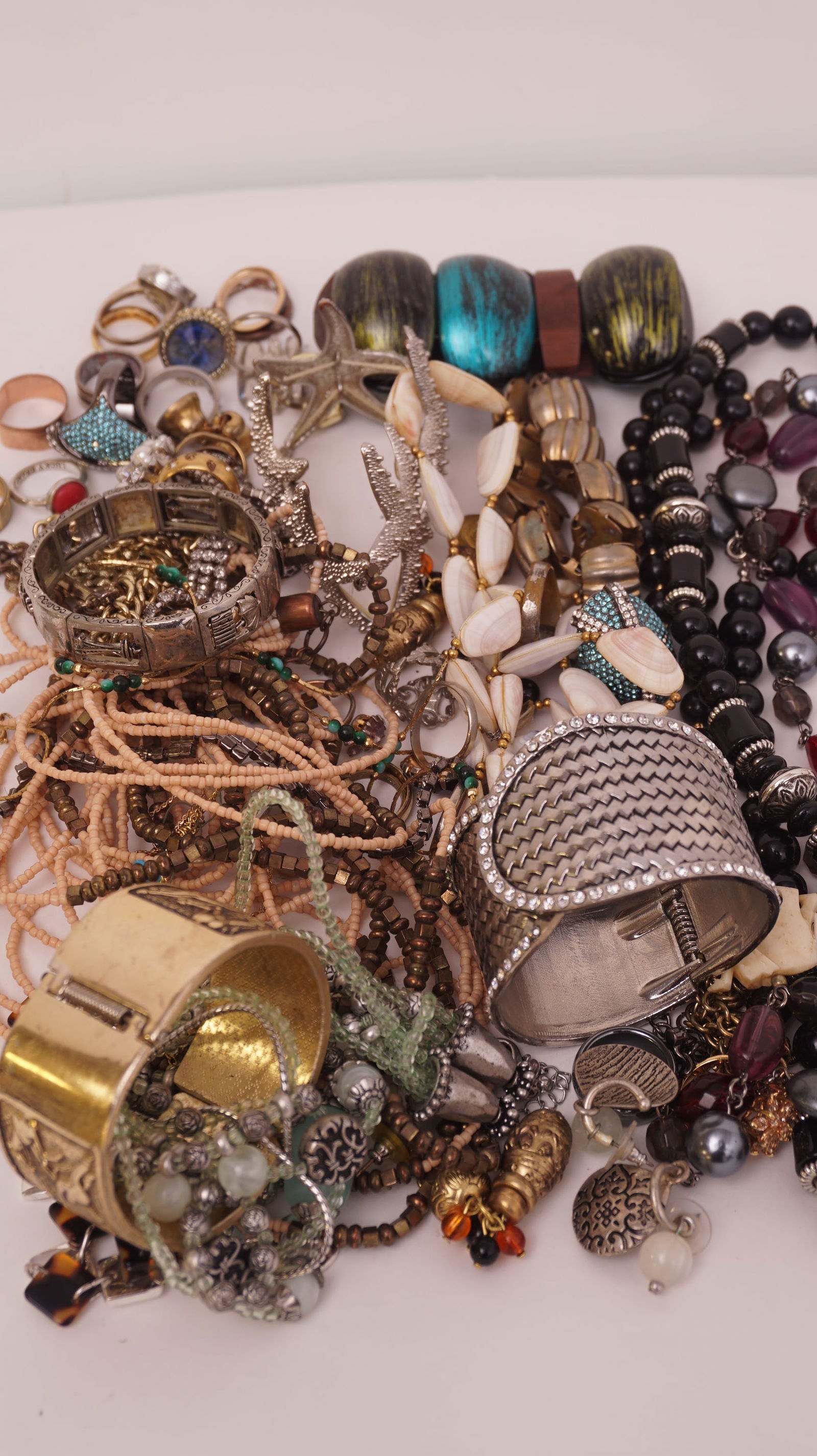 Lot of Miscelaneous Costume Jewlery (1 of 3)