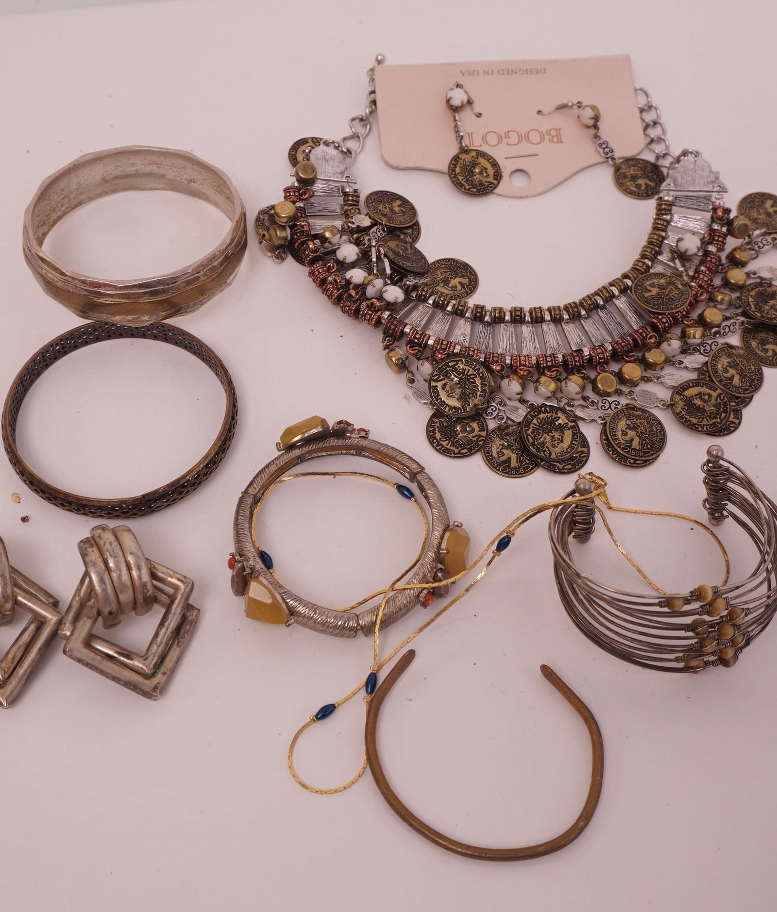 Lot of Miscelaneous Costume Jewlery (1 of 3)