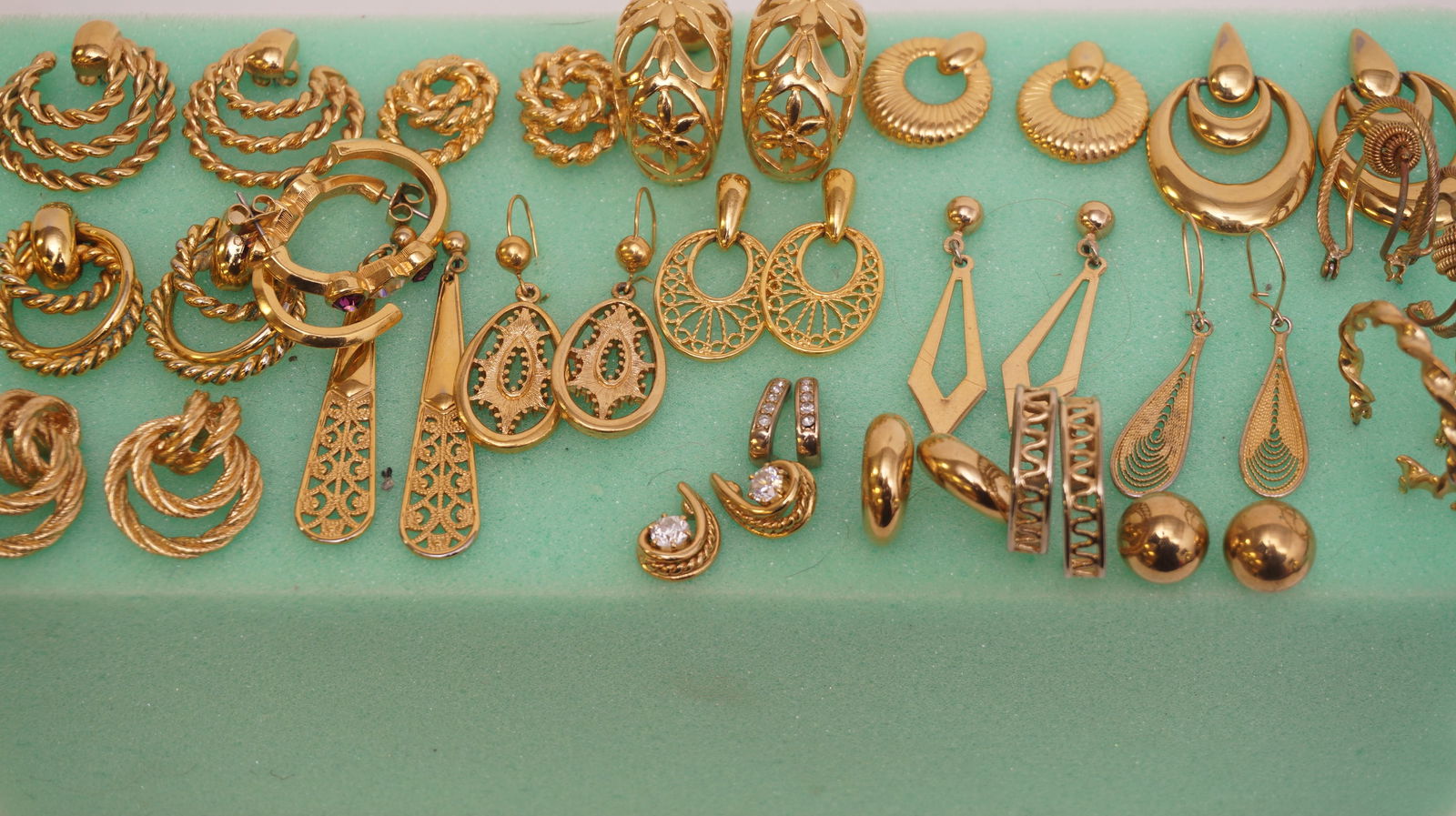 Modern Jewelry Lot Misc. Gold Tone Costume Jewlery (1 of 3)