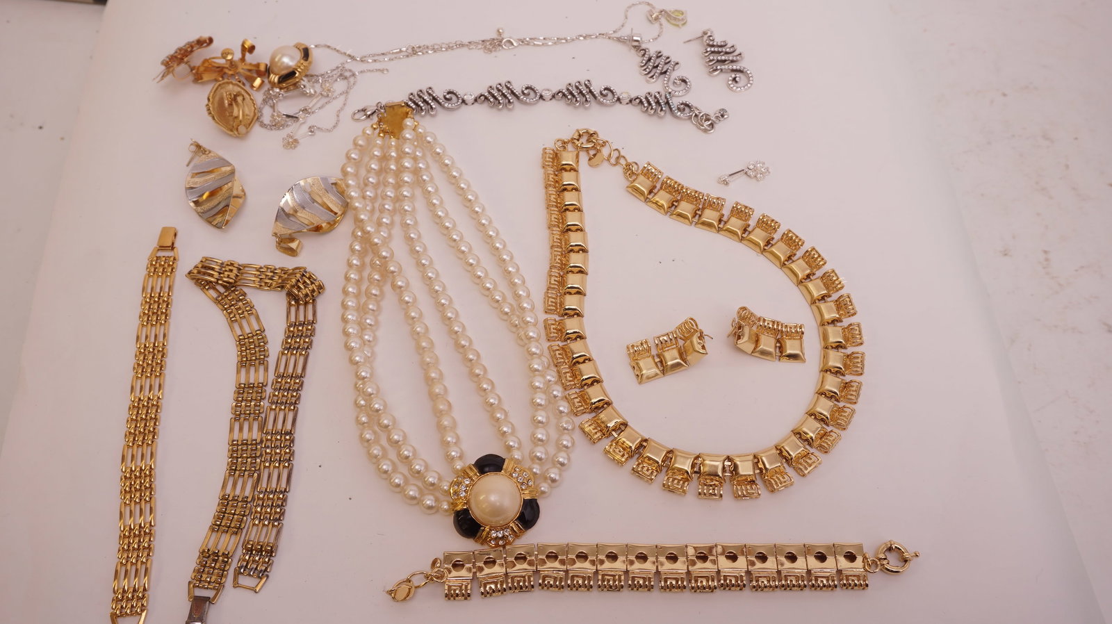 Nice Vintage Jewelry Sets: This collection is a nice mixture of original Vintage Costume Jewelry pieces from the past and Vintage style pices. This collection includes: Bracelets, Earrings, Necklaces, Pendants, Brooches /Pins &