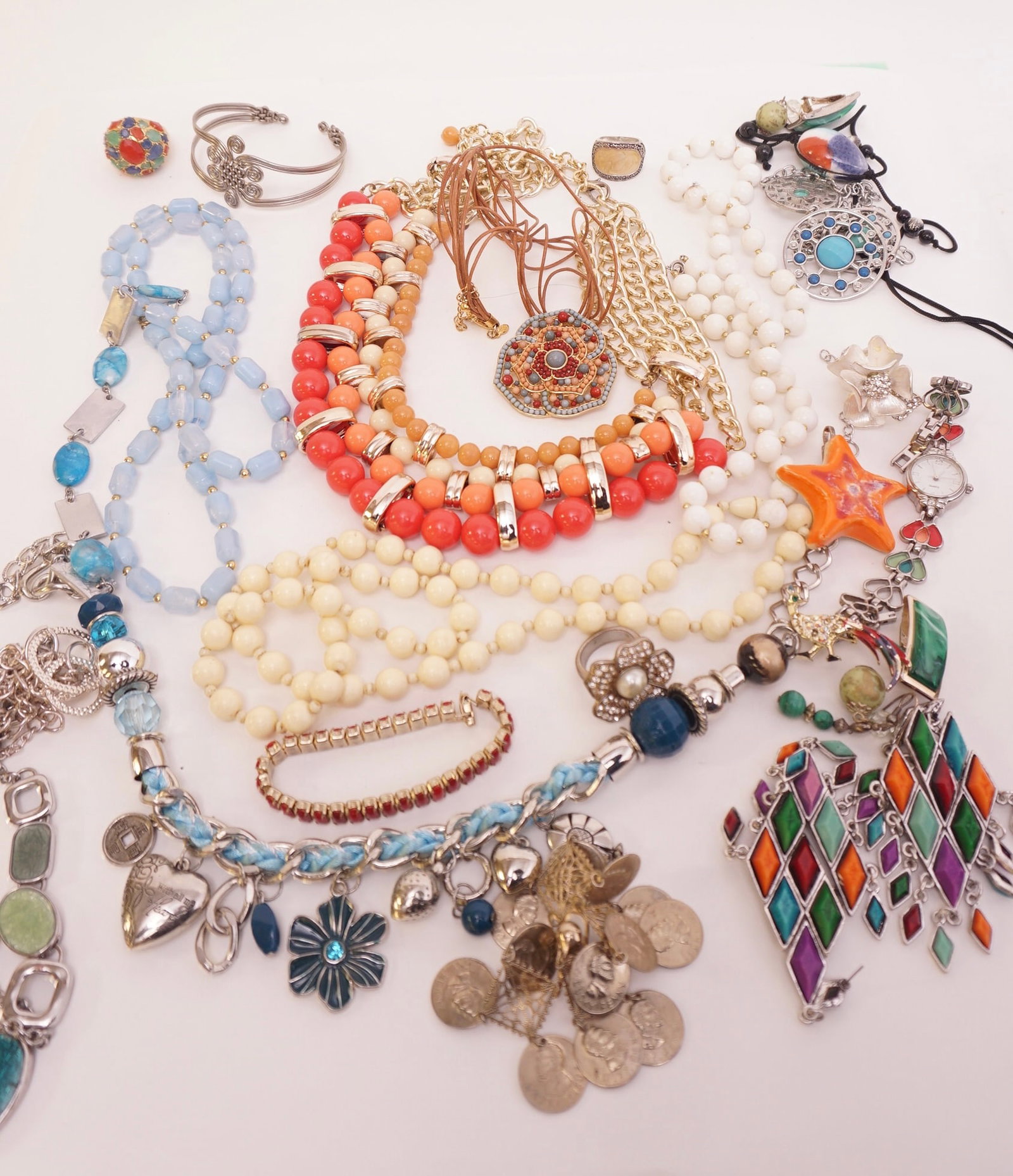 Vintage Jewelry Beads, crystal & Metal Costume Jewlery: This collection is a nice mixture of original Vintage Costume Jewelry pieces from the past and Vintage style pices. This collection includes: Bracelets, Earrings, Necklaces, Pendants, Brooches /Pins &