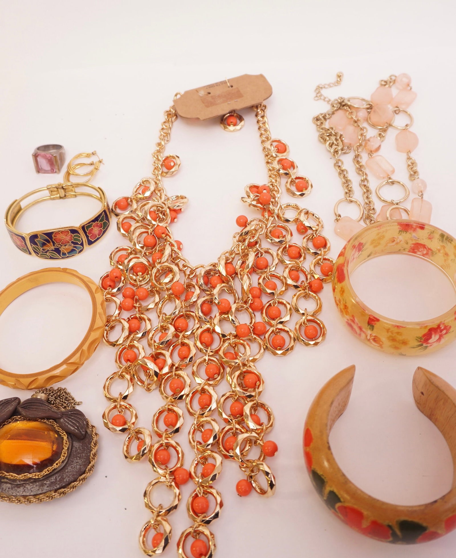 Vintage Jewelry Beads, crystal & Metal Costume Jewlery: This collection is a nice mixture of original Vintage Costume Jewelry pieces from the past and Vintage style pices. This collection includes: Bracelets, Earrings, Necklaces, Pendants, Brooches /Pins &