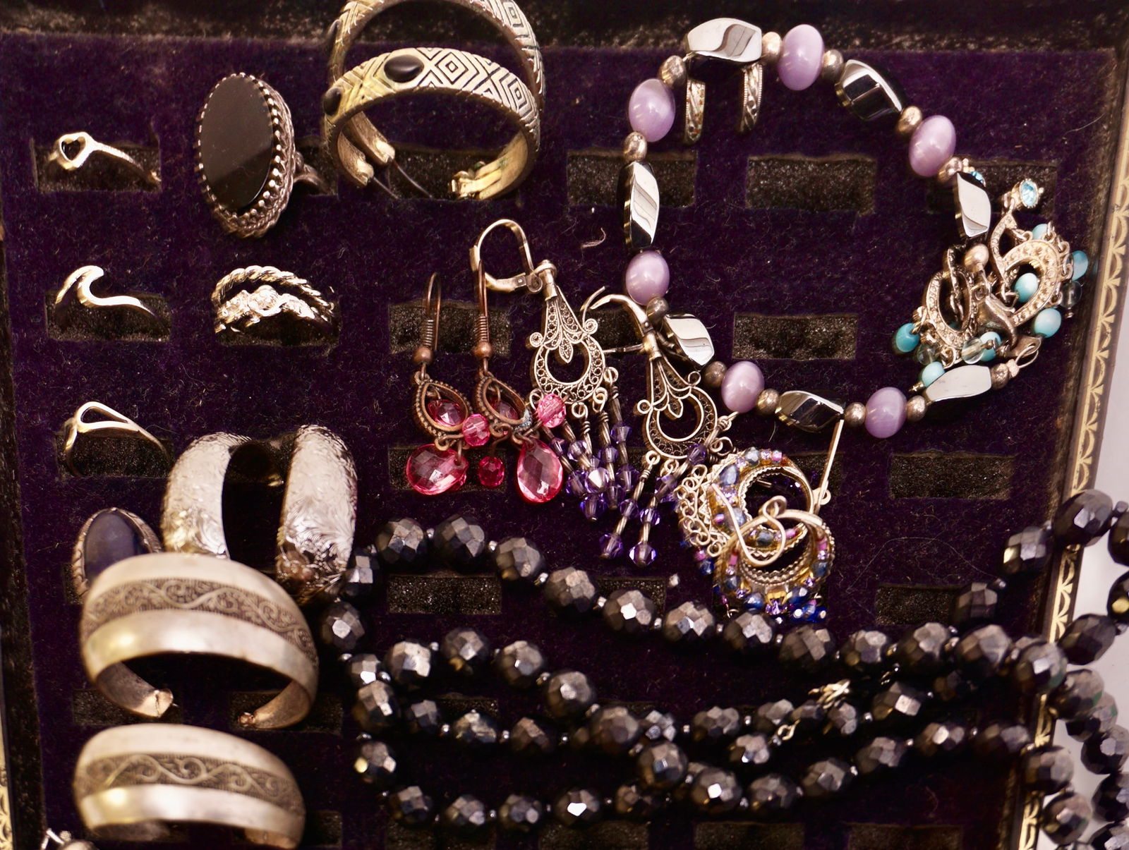 Mixed Metals & Beaded Jewelry Lot Miscelaneous Costume Jewlery (1 of 3)