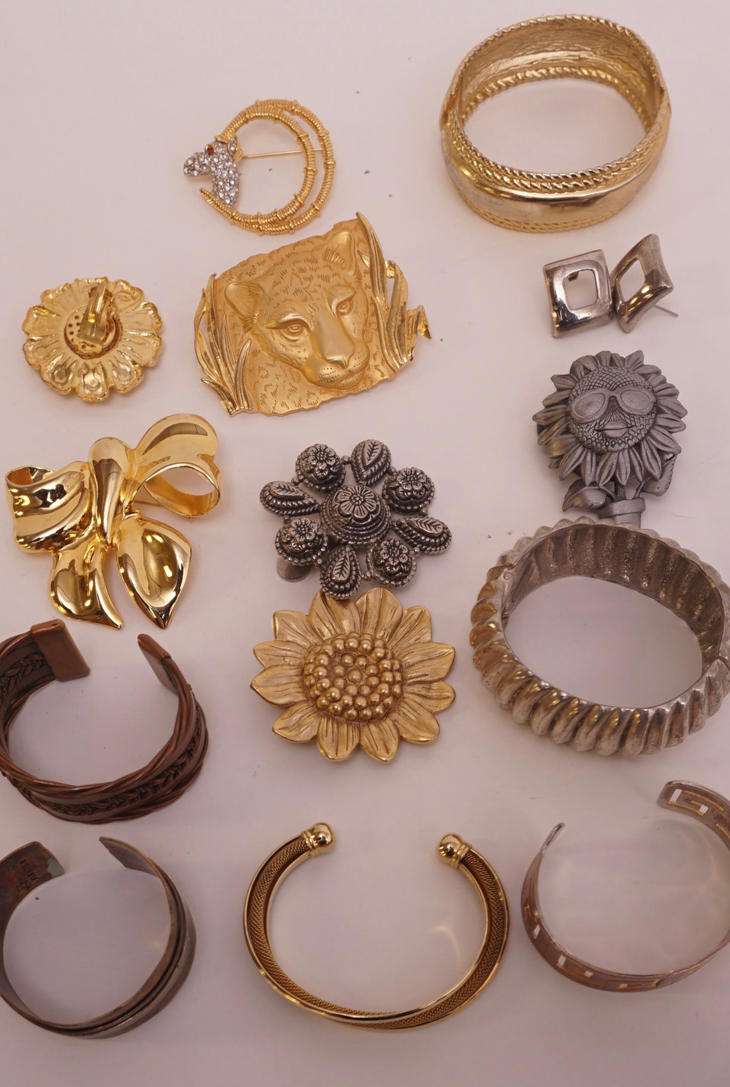 Nice Vintage Costume Jewlery Lot: This collection is a nice mixture of original Vintage Costume Jewelry pieces from the past and Vintage style pices. This collection includes: Bracelets, Earrings, Necklaces, Pendants, Brooches /Pins &