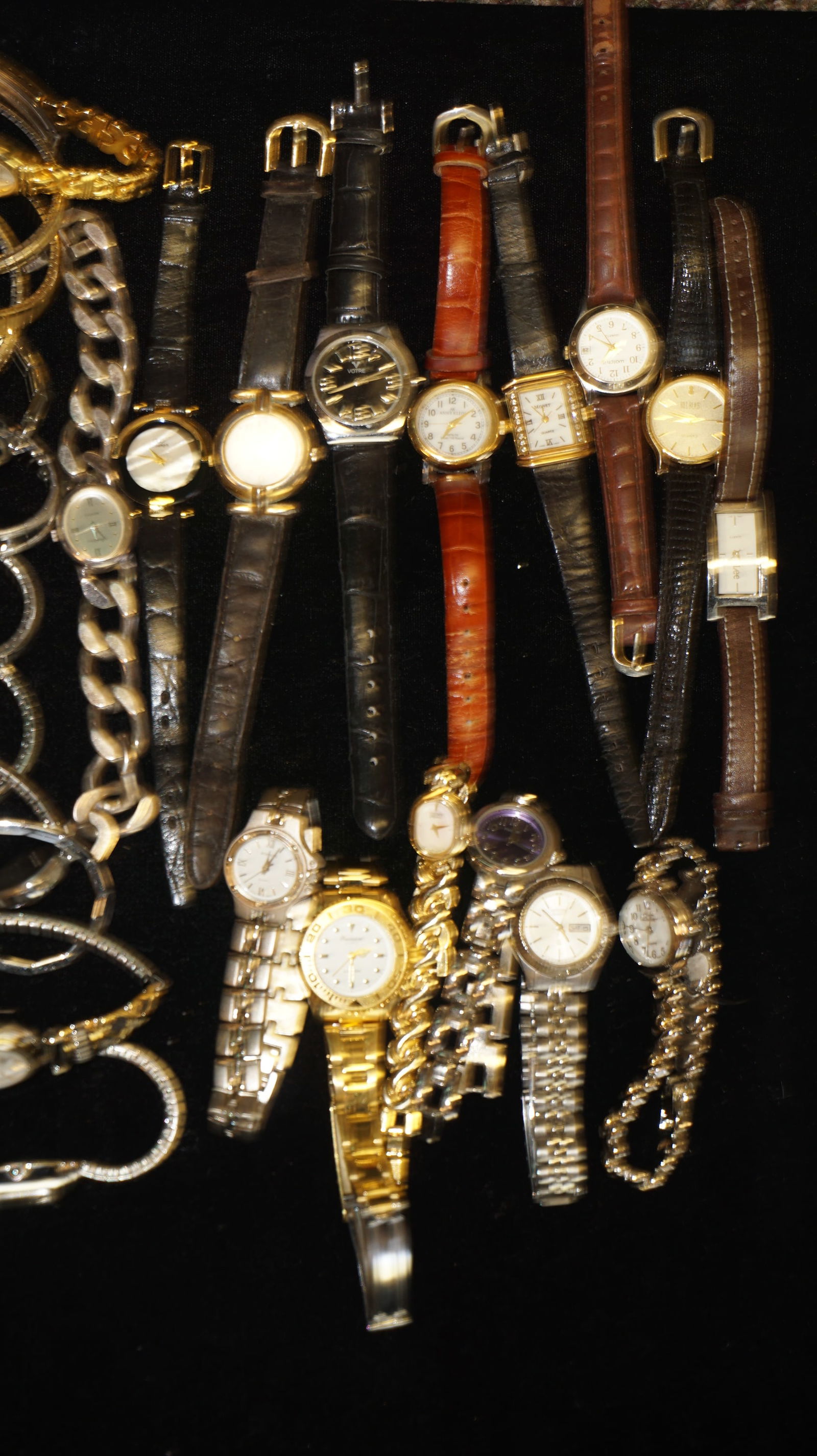 Nice assortment of Designer Womens Watches Includes Leather & Chain Wristwatches (1 of 4)