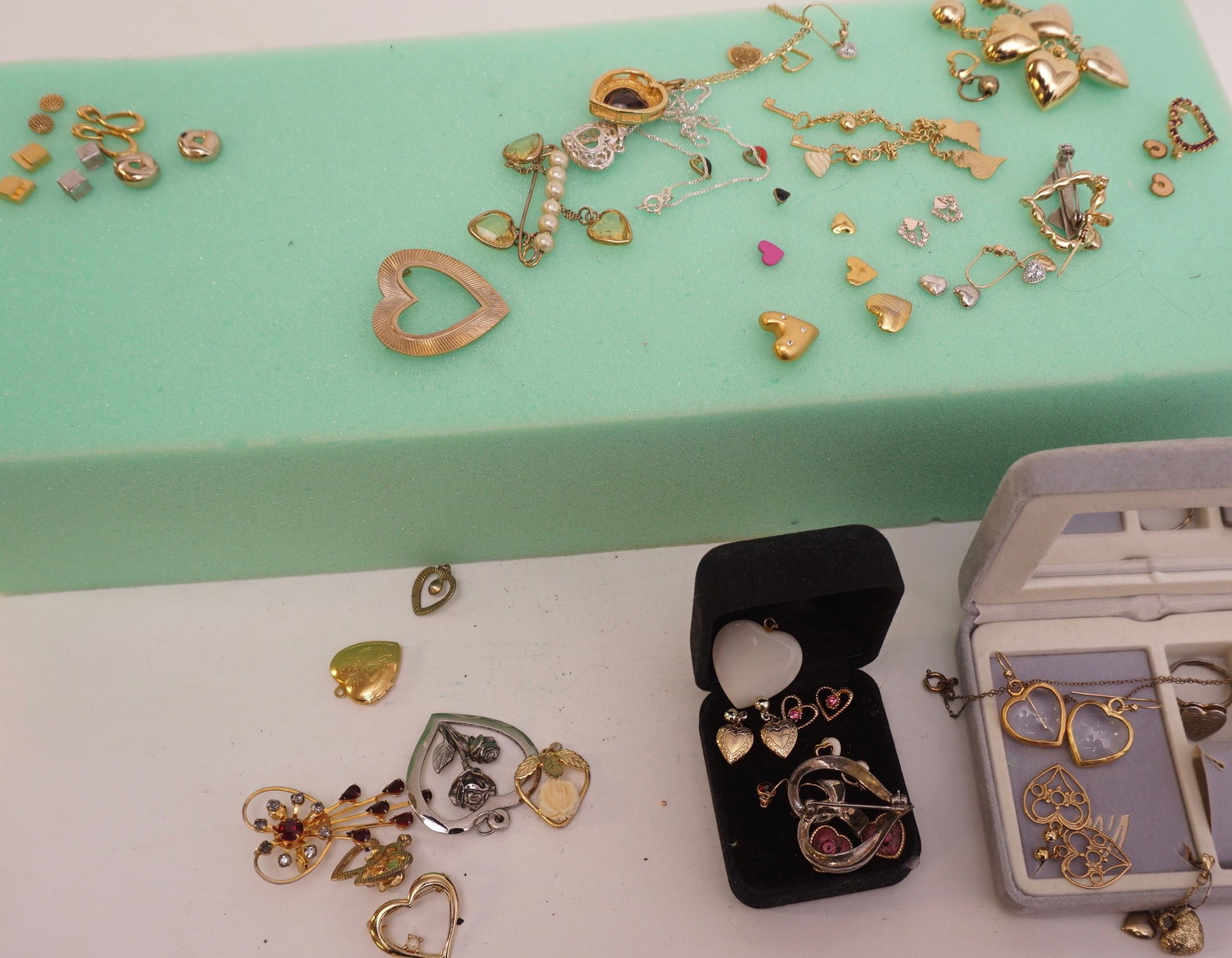 charming HEARTS Costume Jewlery lots of pieces: So many charming HEART! Hearts on Braclets, earring, necklaces & pins. Huge selection of Costume Jewlery lots of pieces