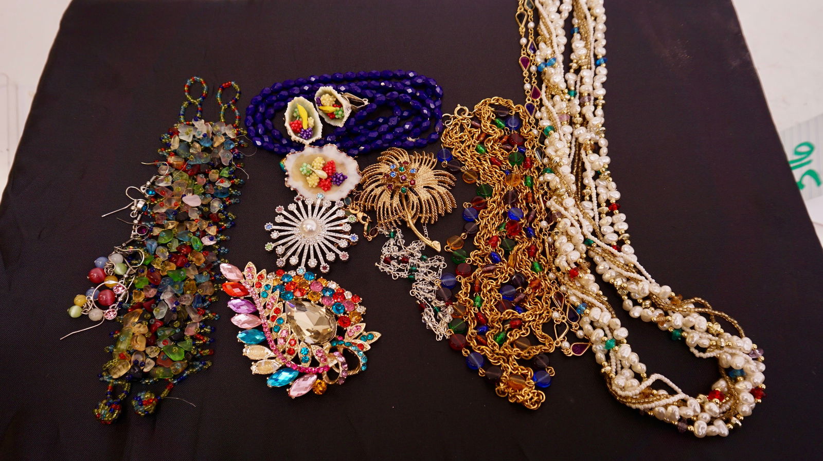 Nice Lot of Miscelaneous Costume Jewlery. (1 of 3)