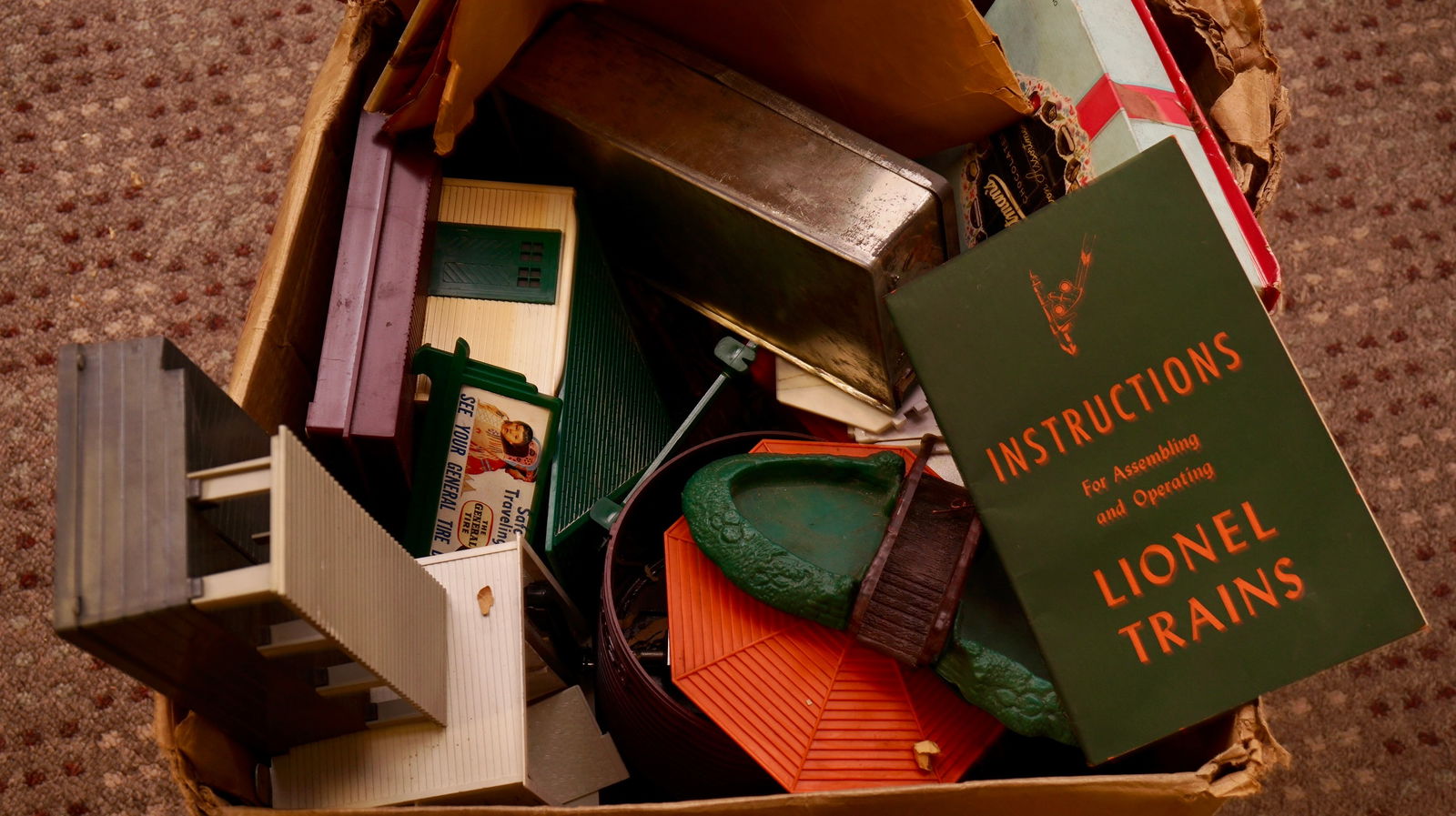 Large Lot of Lionel Train Plasticville accessories (1 of 1)