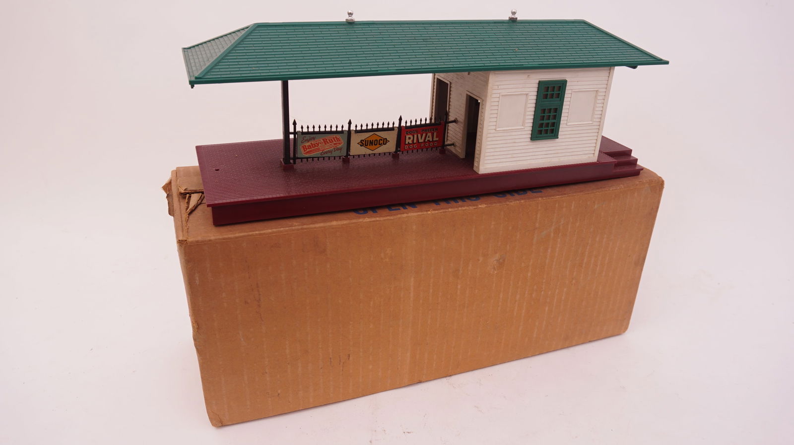 Lionel Trains Number 256 Freight Station (1 of 1)