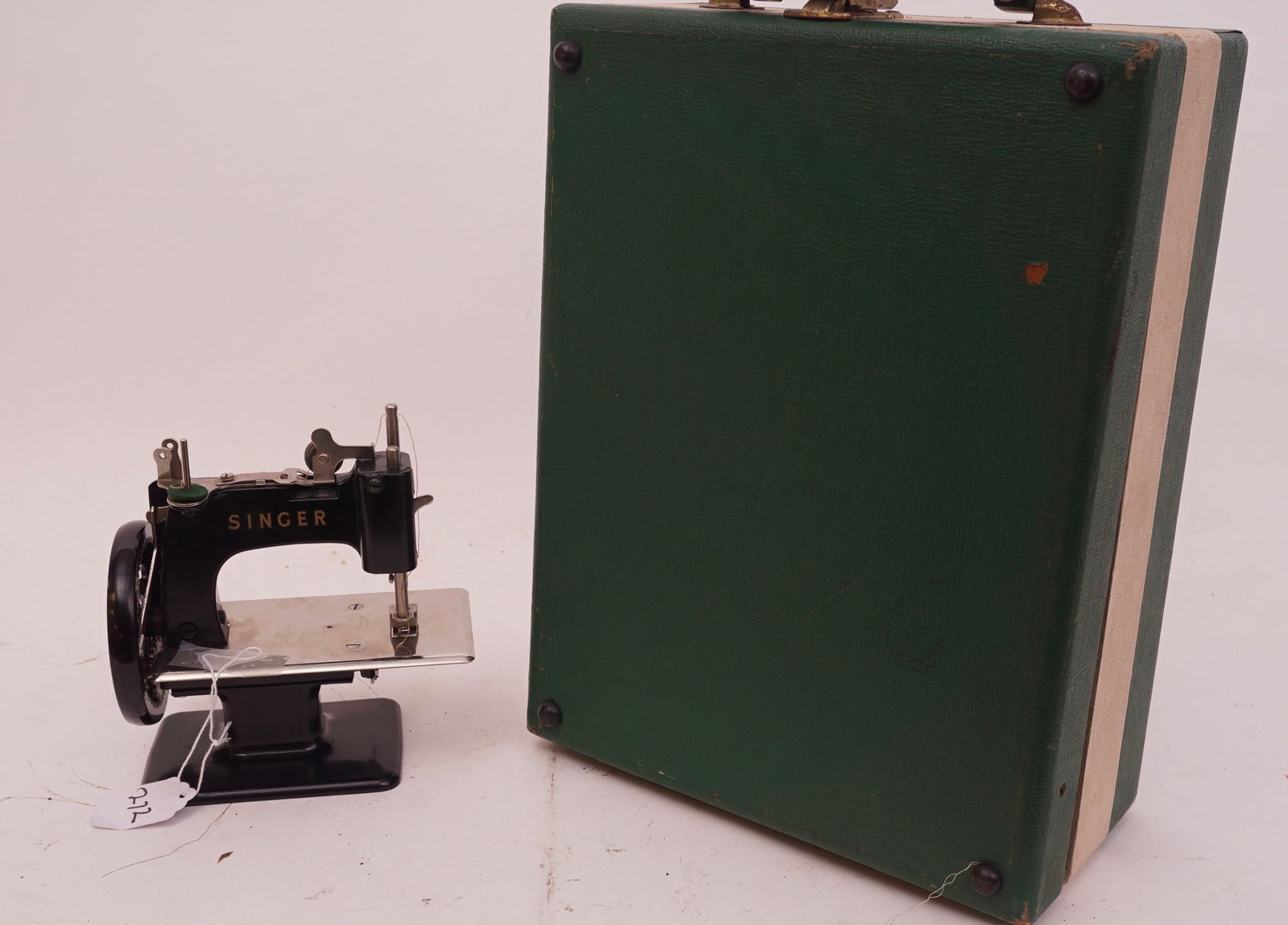 Miniature Singer Sewing Machine with Case (1 of 3)