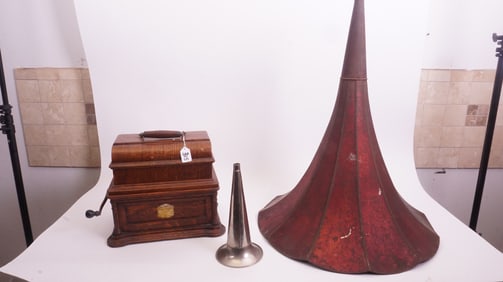 Columbia Graphophone w/ Horn