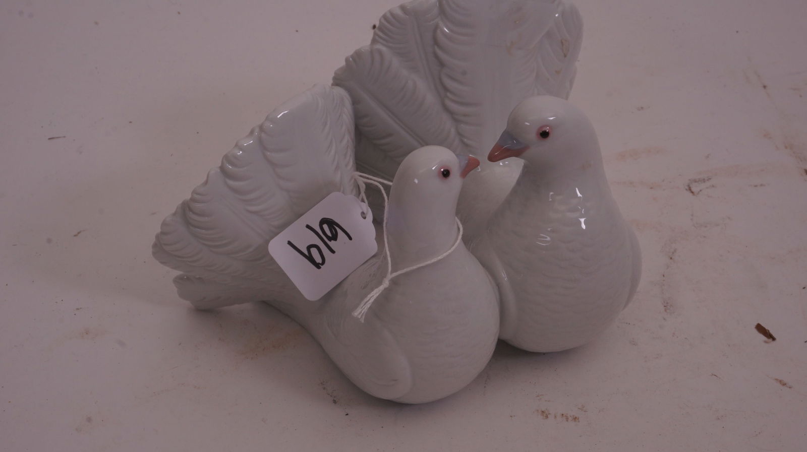 lladro Doves Figurine: Yaro ceramic doves.