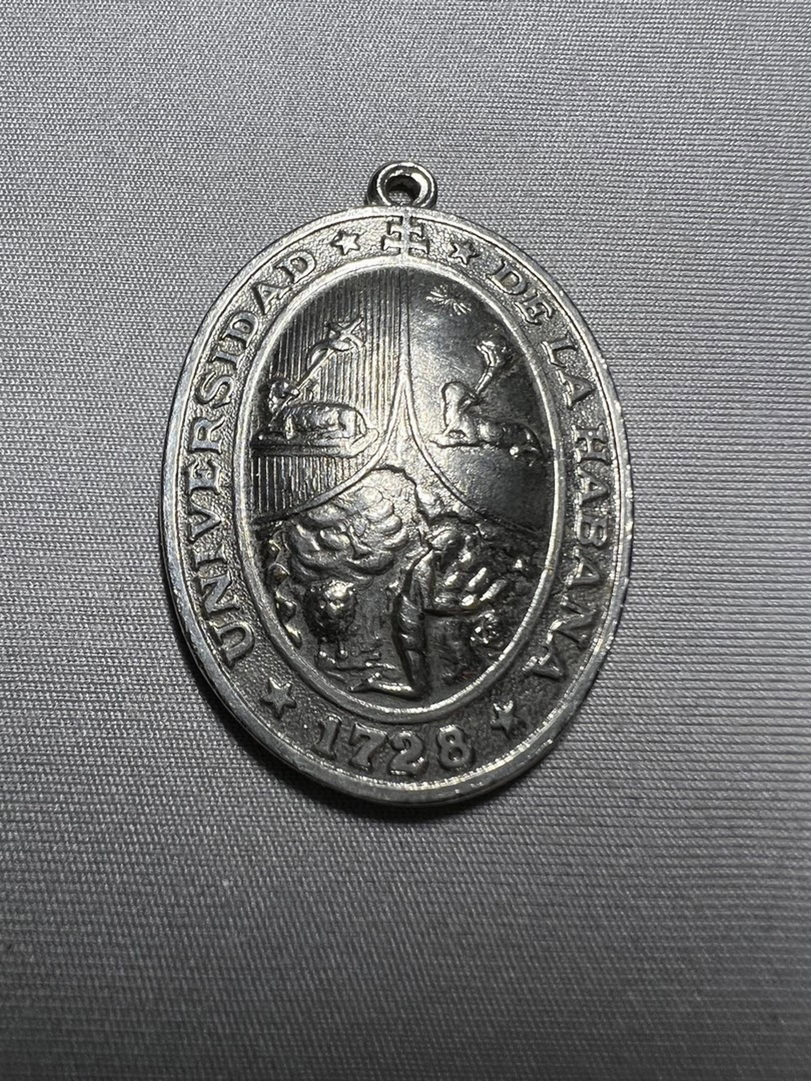 antique Cuban medal: excellent condition