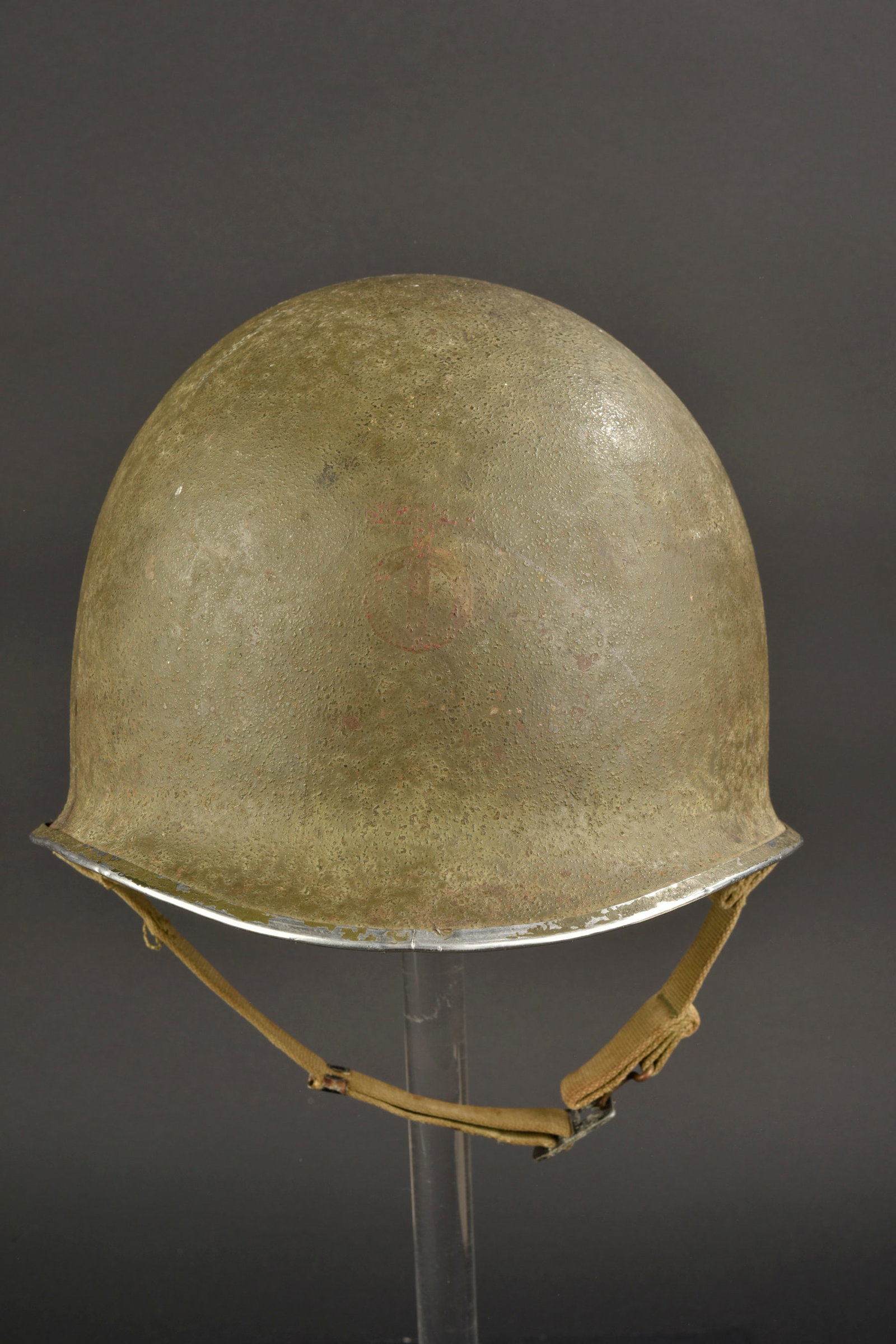 Casque de la 90eme DI US. 90th ID Helmet.: Casque de la 90eme DI US. Coque de casque USM1, fermeture du jonc a l avant. Numero de lot 738 A, correspondant a une fabrication de decembre 1943. Laundry number O-8698 peint a la peinture blanche a 