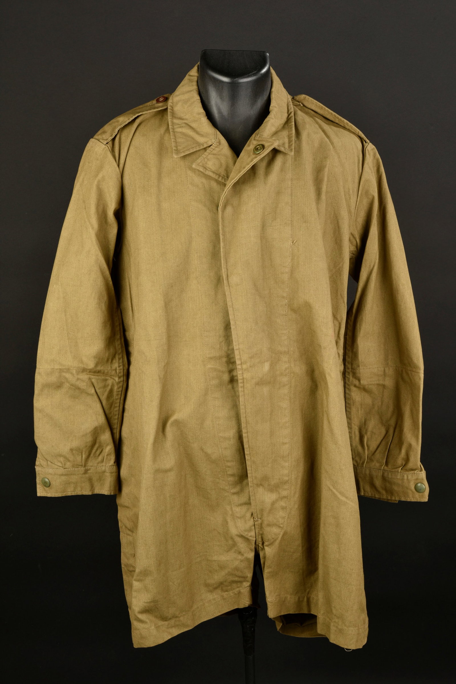 Blouse de saut parachutiste premier modele. First model parachute jump blouse.: Blouse de saut de parachutiste britannique. 1er modele en tissu coton kaki. Entre jambe fermee comme un short. Tous les boutons pressions sont fonctionnels. Fermeture eclaire fonctionnelle sans marqua