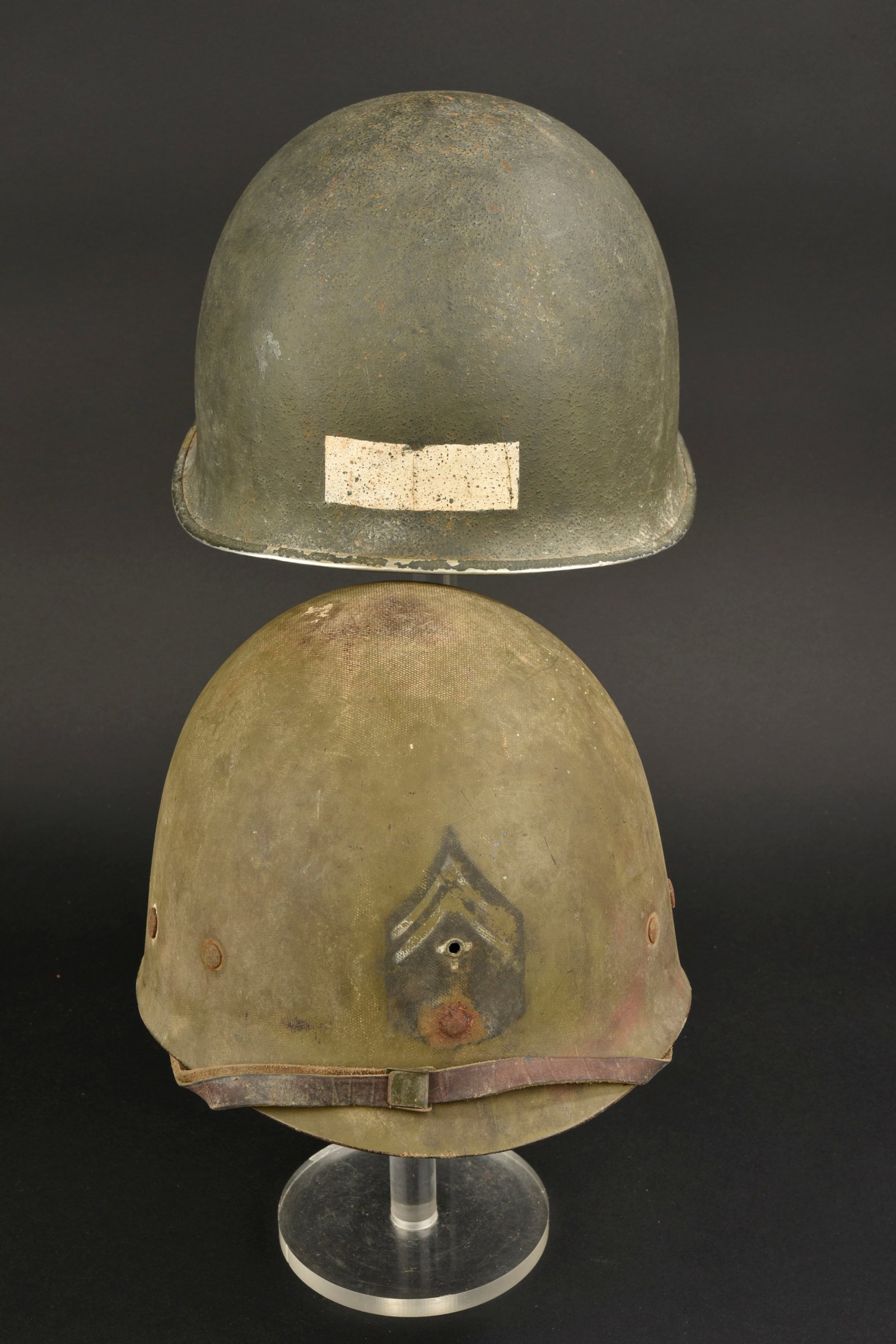 Casque de sous-officier US. US NCO helmet.: Casque de sous-officier US. Coque de casque USM1. Fermeture du jonc a l avant, numero de lot illisible. Un pontet fixe manquant. Les jugulaires sont manquantes. Une bosse sur le dessus de la coque. Pe