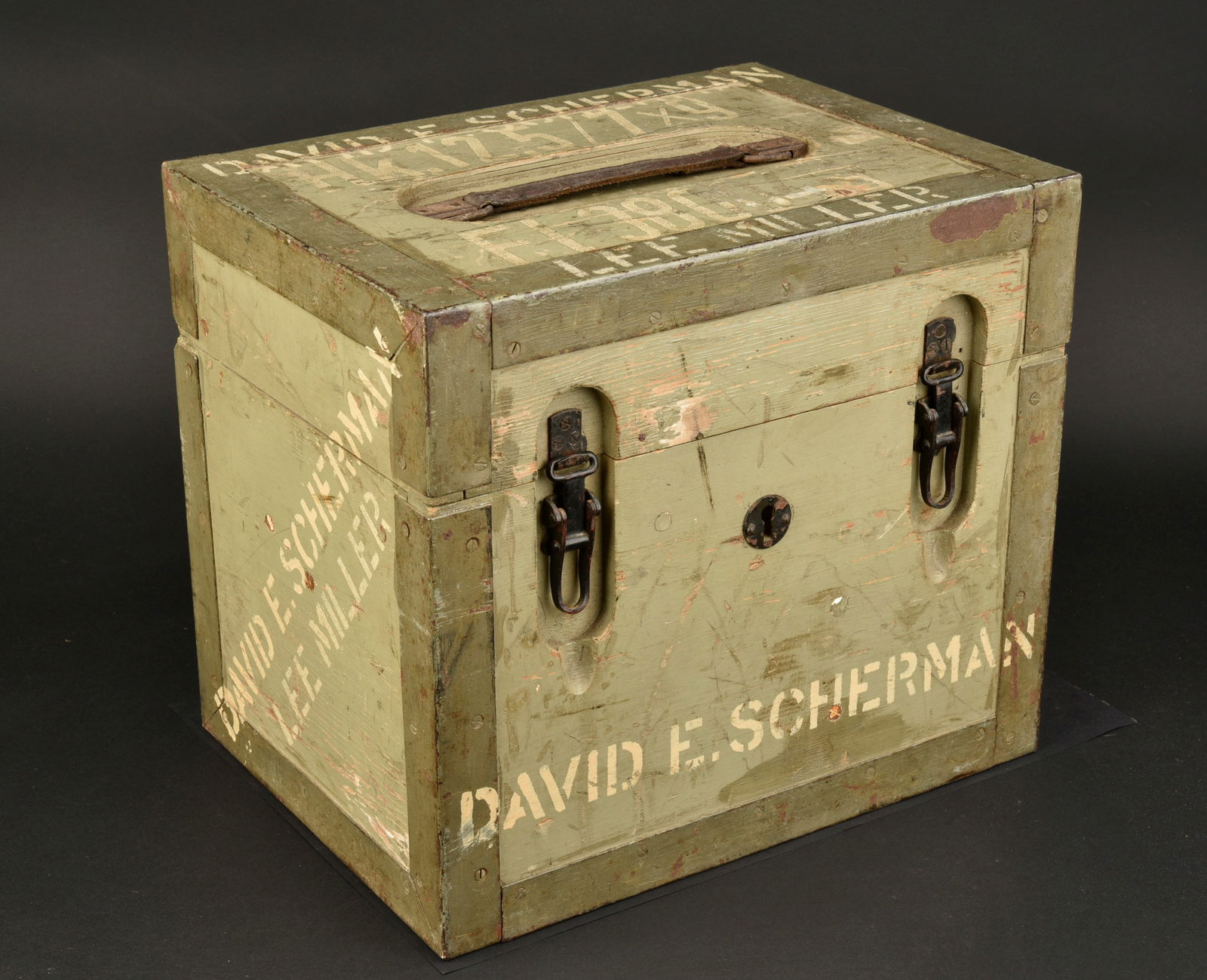 Camera de prise de Lee Miller. Camera shot by Lee Miller.: Camera de prise de Lee Miller. Modele de camera de la Luftwaffe. Caisse en bois avec renfort en metal. Peinture grise a 70%. Les crochets de fermeture sont fonctionnels. La poignee de transport en cui