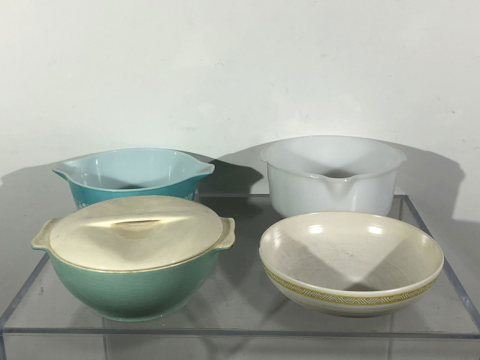 Four vintage Kitchen Glass and Ceramic Bowls: Four vintage Kitchen Glass and Ceramic Bowls, one Pyrex
